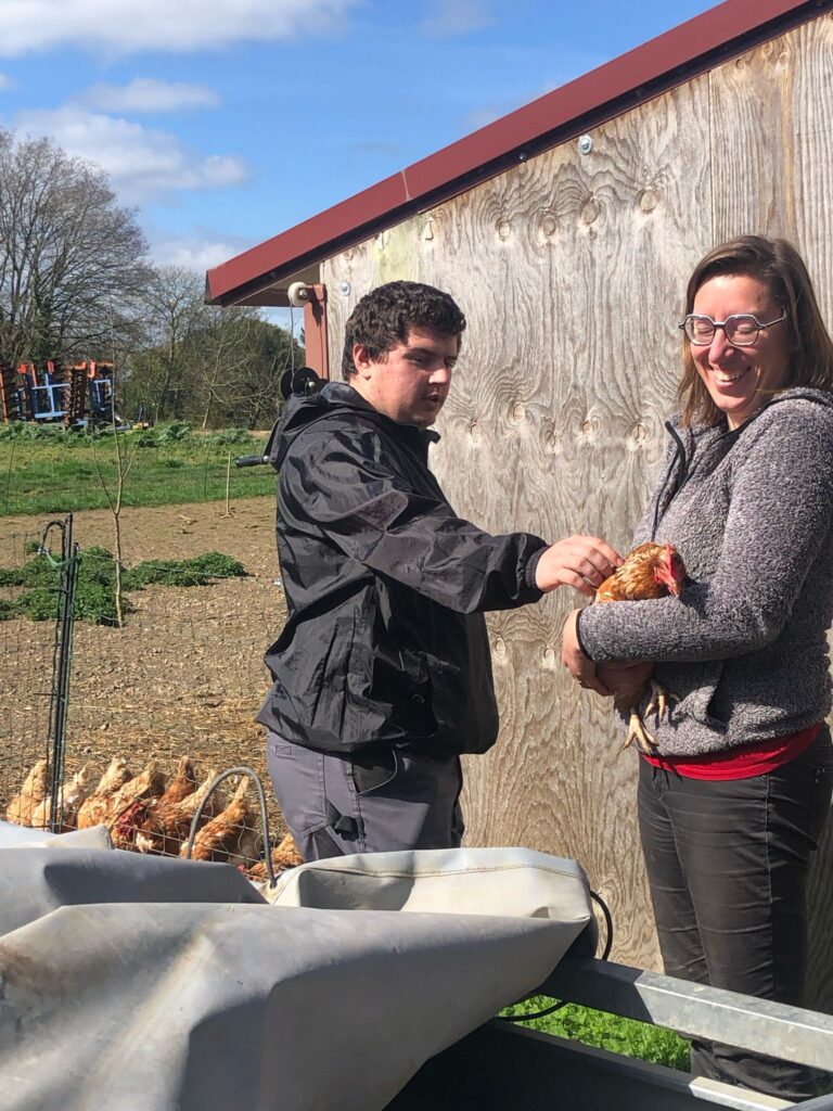 Photo d'un participant de la ferme à l'assiette et de Paola La ferme dans le panier